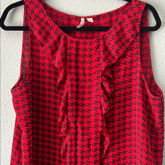 Elle Red and Black Sleeveless Blouse - Picture 2 of 6